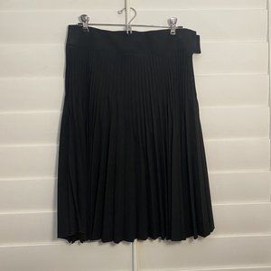 Pleated black skirt